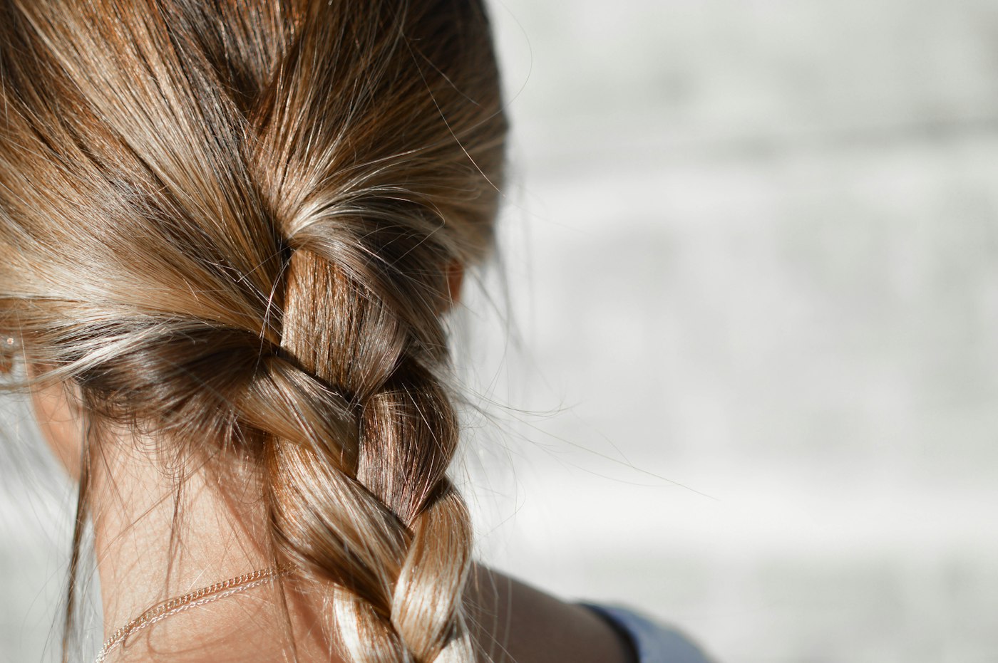 Detalle de una trenza en cabello castaño claro